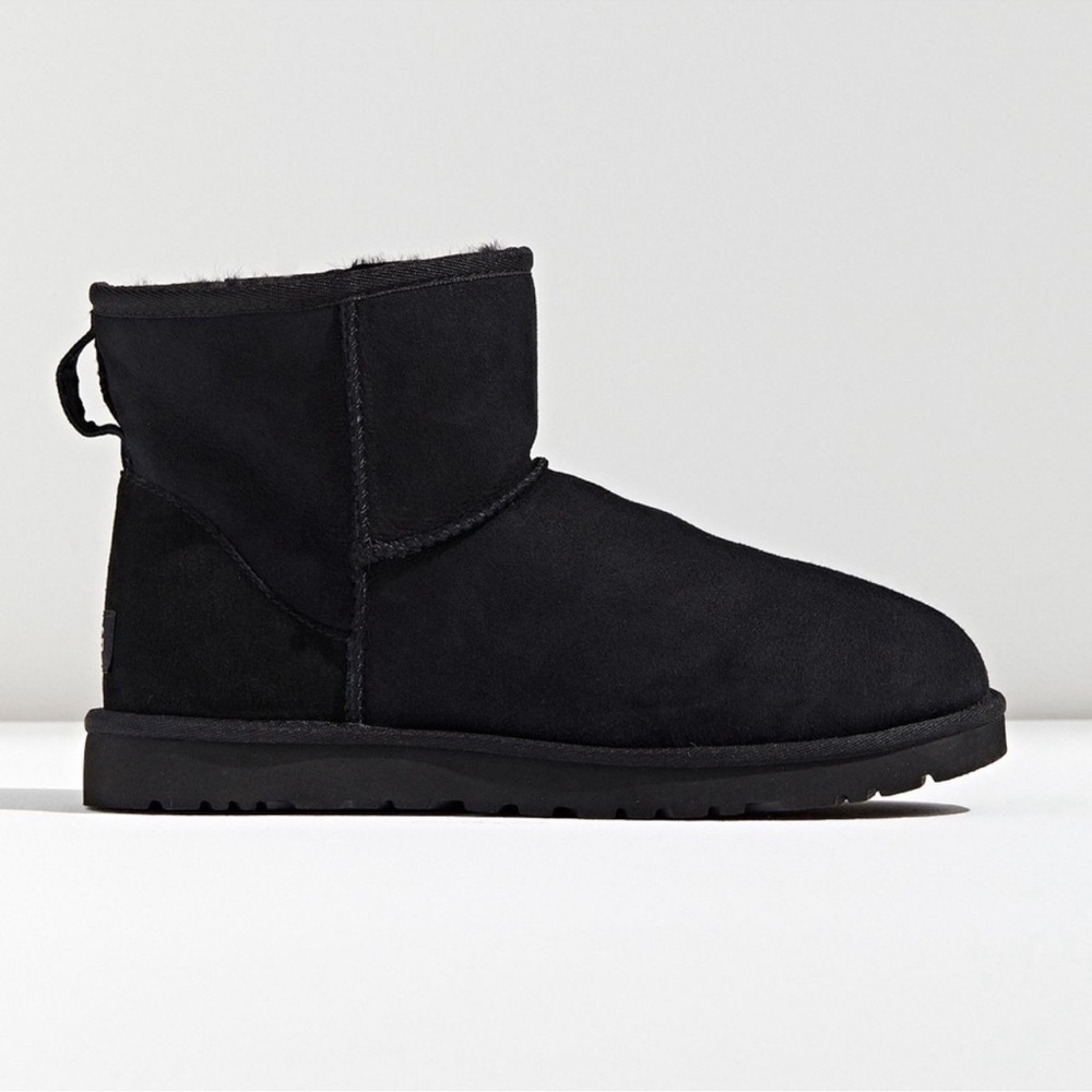 BNIB UGG Classic Mini Boot in Black